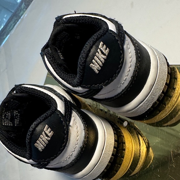 Nike Kids Black and White Sneakers 3C - Picture 10 of 11